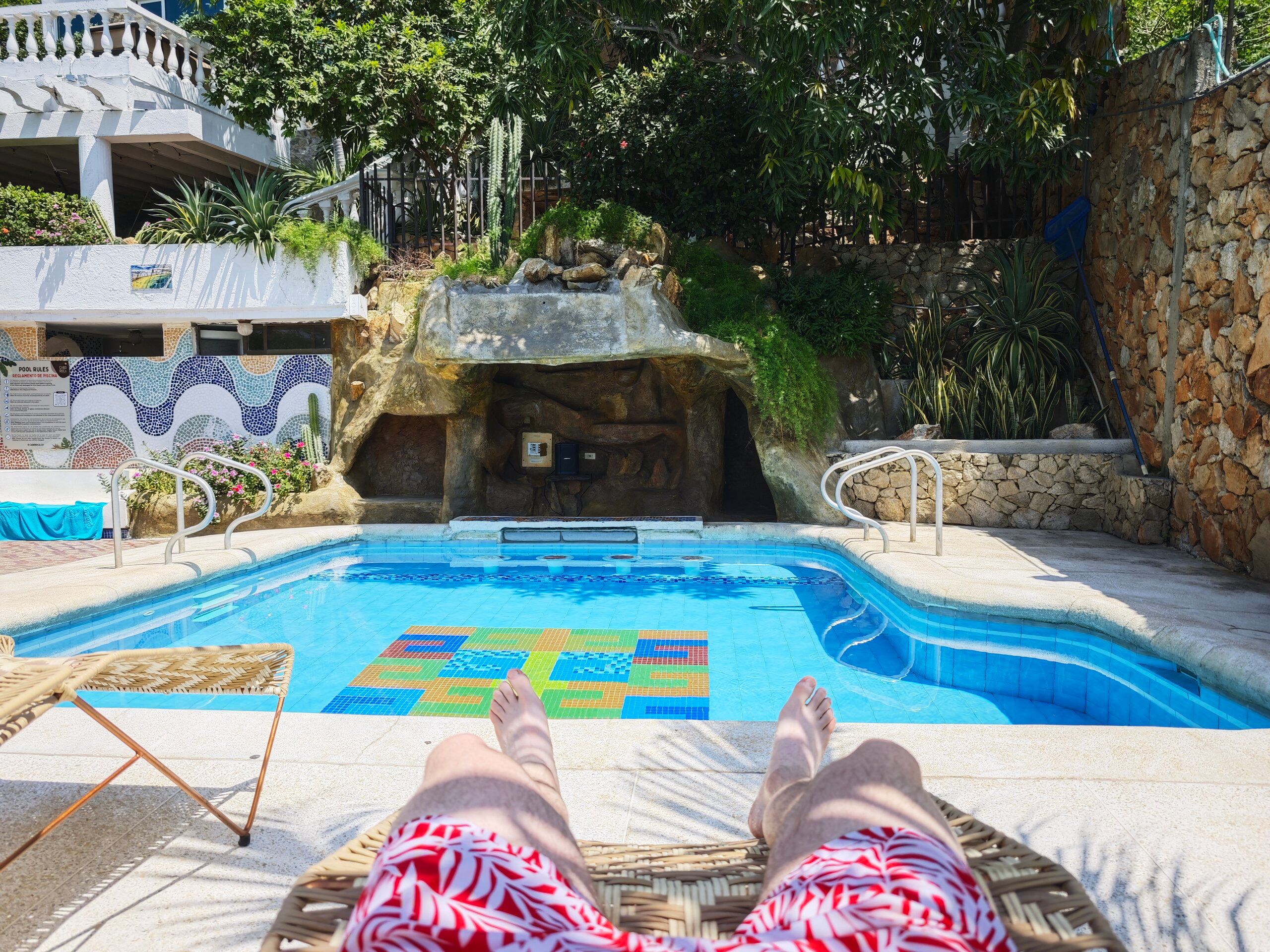Relajándose junto a la piscina en un día soleado en Santa Marta, Colombia
