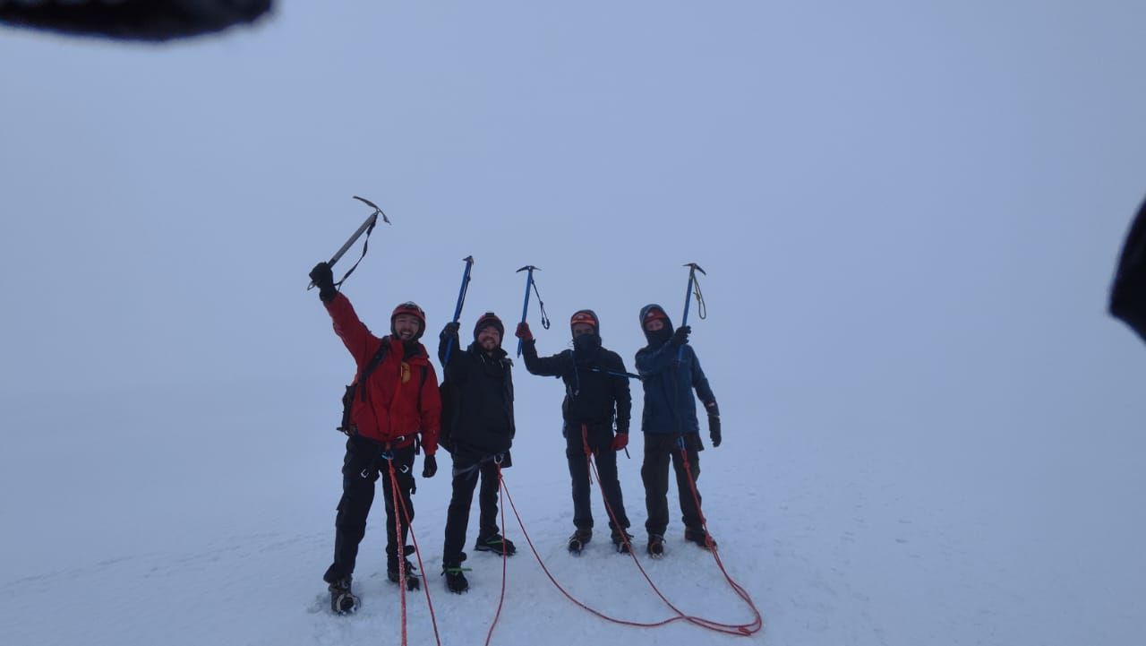 Celebrando la cumbre del Nevado del Tolima
